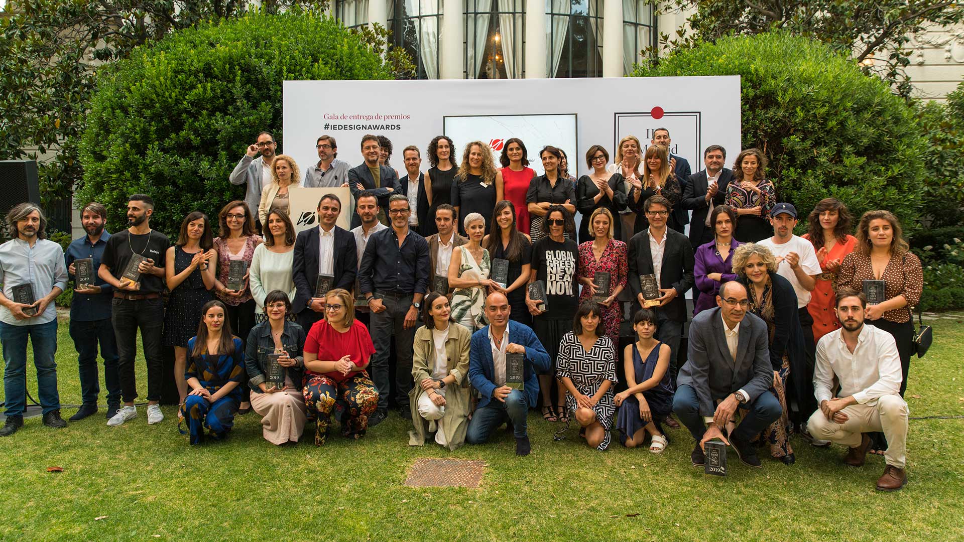 Equipo de DFC España recogiendo el premio del IV IED Design Awards (2019)